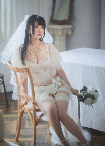 欧美黄色大衣美女照片_超清免费电视剧